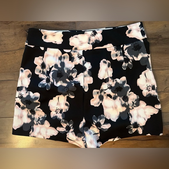 Express Floral Shorts Women’s Size 4 – Black White Blush Pink Print - Picture 7 of 9